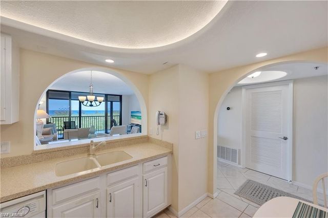 17 Bluebill AVE 904, Naples, FL 34108