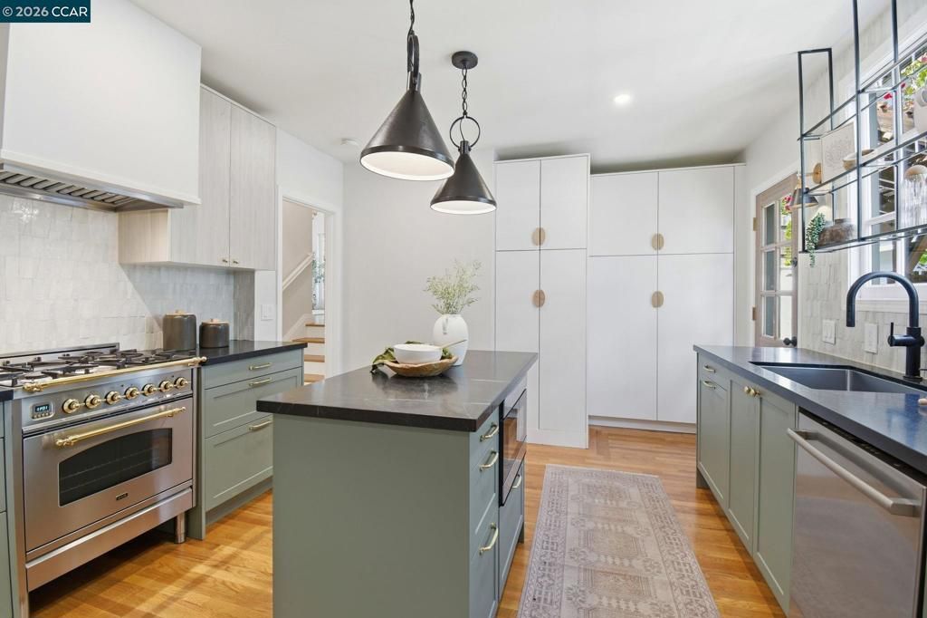 Image 11 of property listing at 1056 El Centro Ave, Oakland, CA 94602