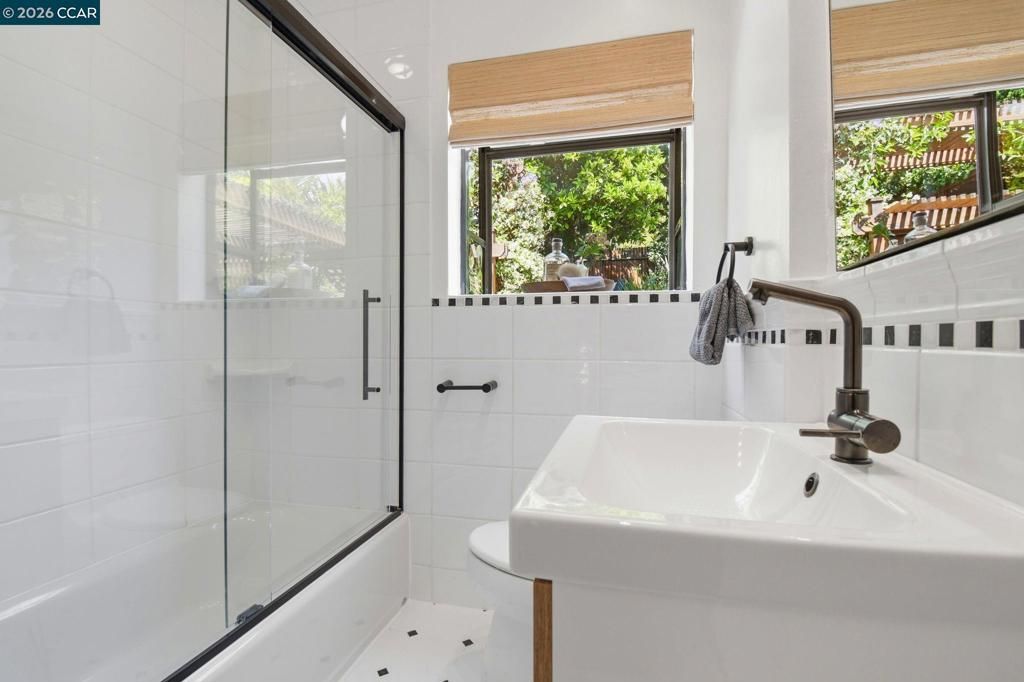 Image 22 of property listing at 1056 El Centro Ave, Oakland, CA 94602