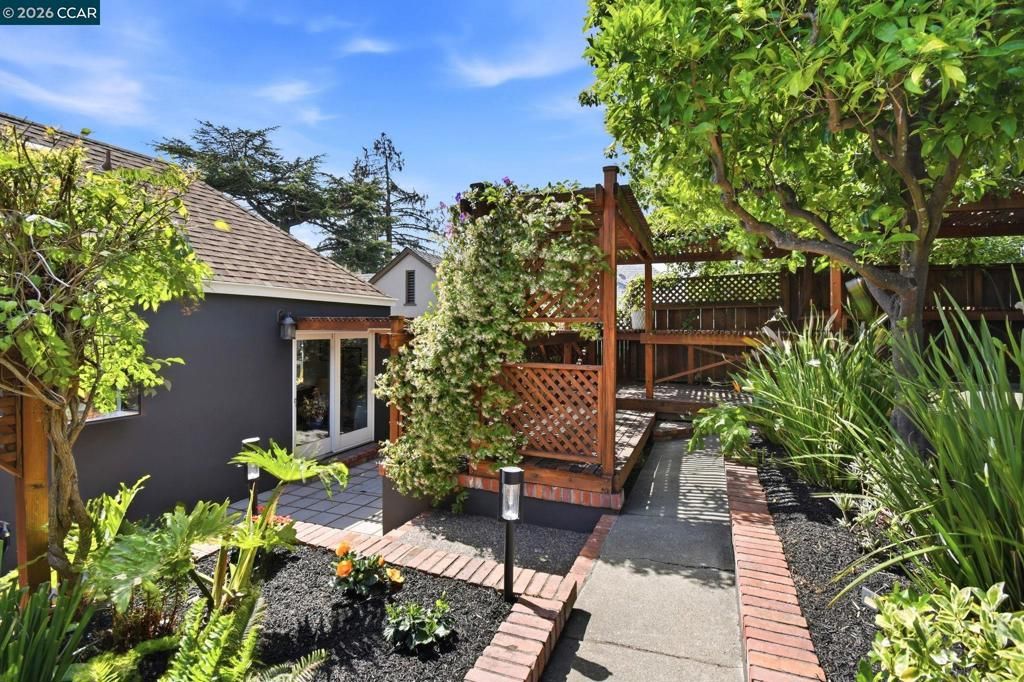 Image 34 of property listing at 1056 El Centro Ave, Oakland, CA 94602