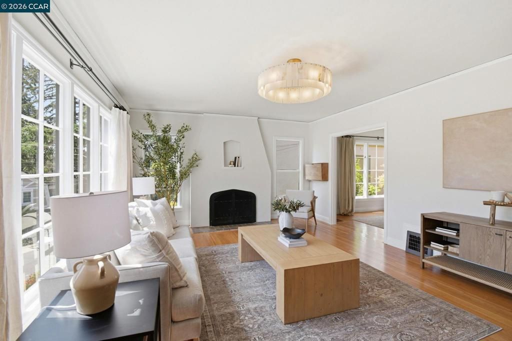 Image 4 of property listing at 1056 El Centro Ave, Oakland, CA 94602