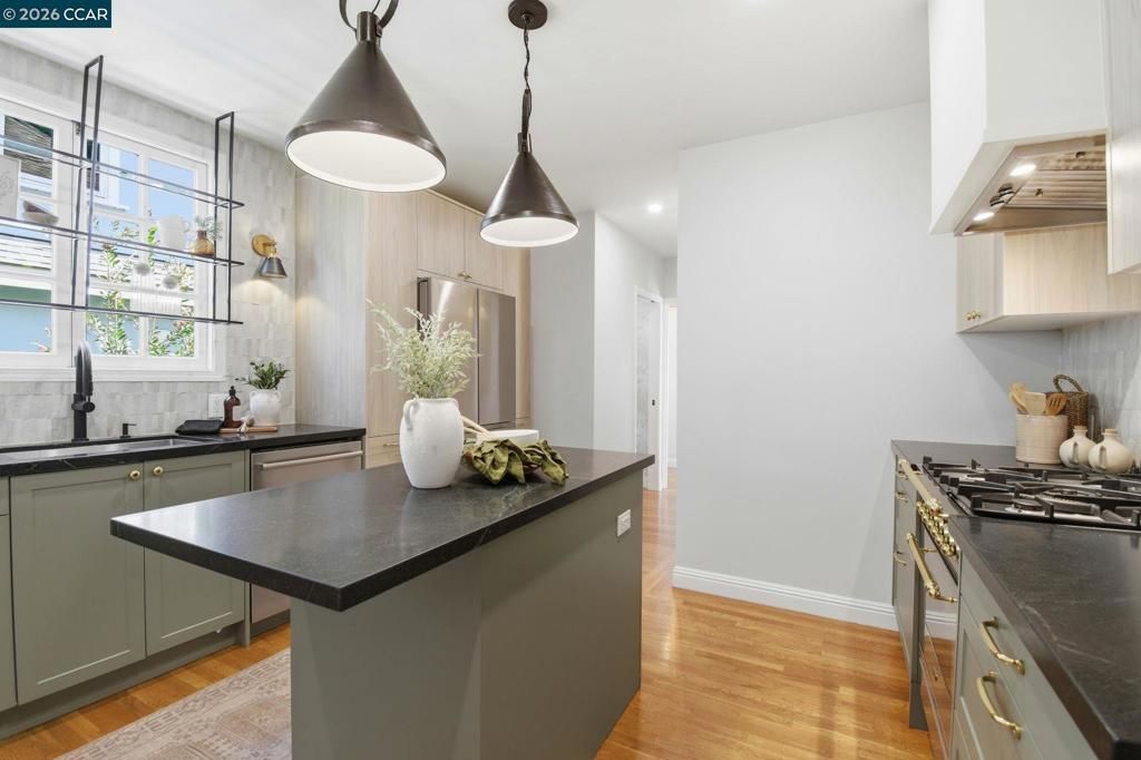 Image 7 of property listing at 1056 El Centro Ave, Oakland, CA 94602