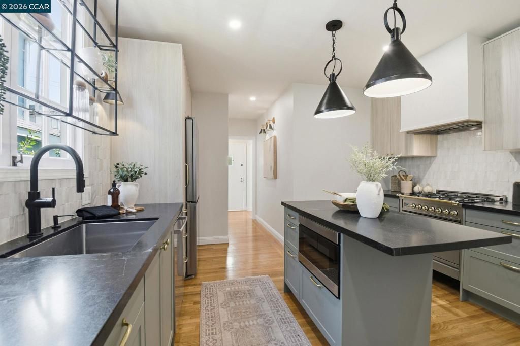 Image 8 of property listing at 1056 El Centro Ave, Oakland, CA 94602