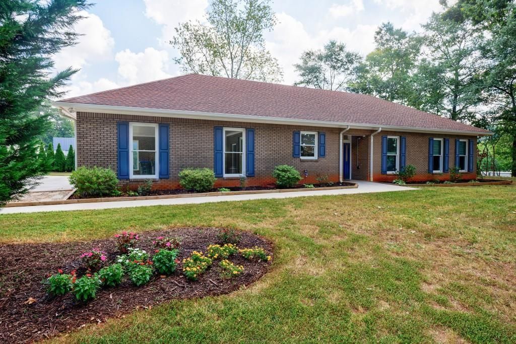 390 Alpine Drive, Roswell, GA 30075