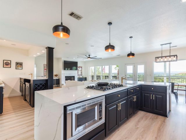 22401 Briarview DR, Spicewood, TX 78669