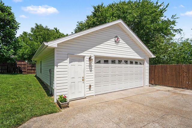 824 Roseview Dr, Nashville, TN 37206