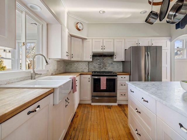 4 Latisquama Rd, Southborough, MA 01772