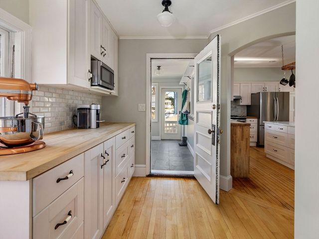 4 Latisquama Rd, Southborough, MA 01772