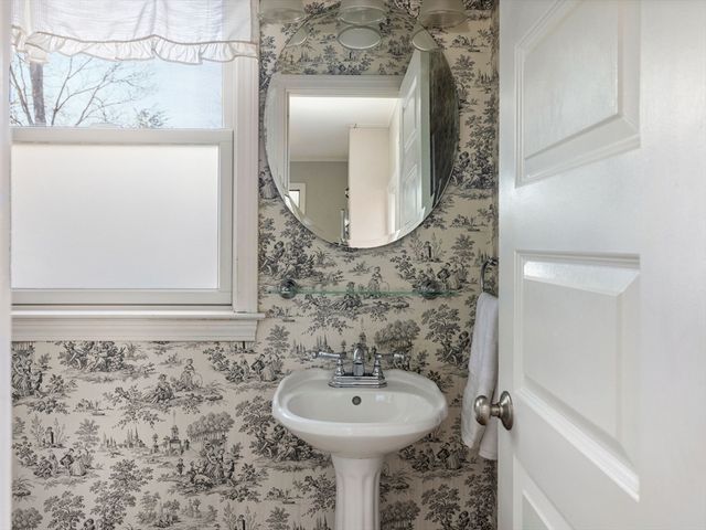 4 Latisquama Rd, Southborough, MA 01772