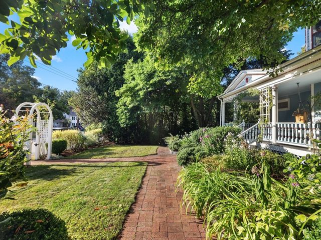 4 Latisquama Rd, Southborough, MA 01772