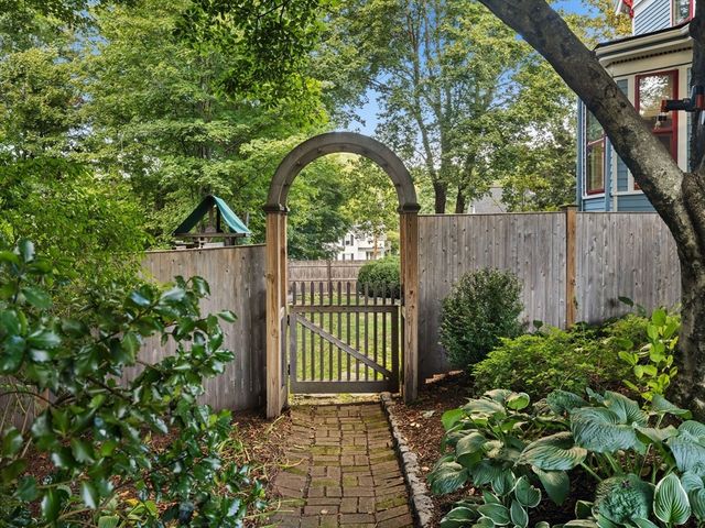 4 Latisquama Rd, Southborough, MA 01772