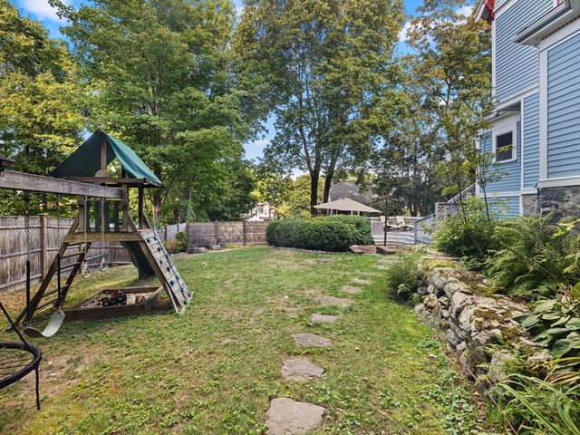 4 Latisquama Rd, Southborough, MA 01772