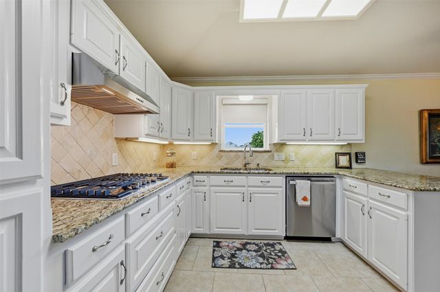 215 Modoc Trail, Lake Kiowa, TX 76240