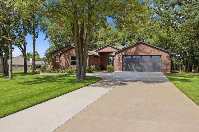 215 Modoc Trail, Lake Kiowa, TX 76240