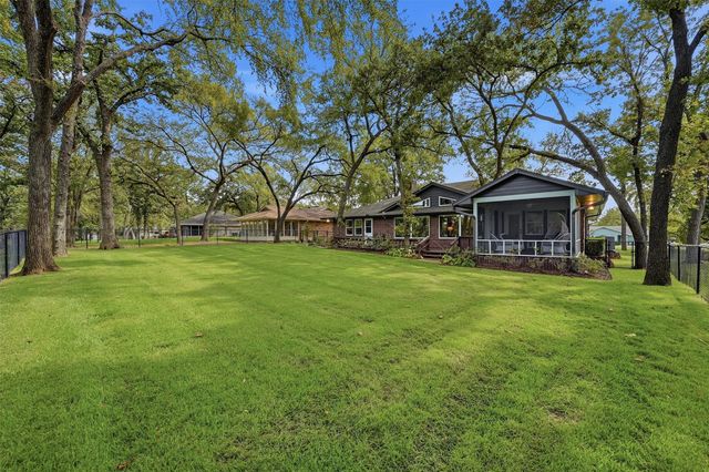 215 Modoc Trail, Lake Kiowa, TX 76240