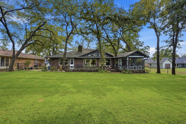 215 Modoc Trail, Lake Kiowa, TX 76240