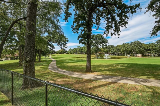 215 Modoc Trail, Lake Kiowa, TX 76240