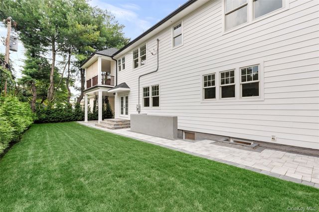 108 Tanners Pond Road, Garden City, NY 11530