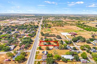 2025 Standish, Floresville, TX 78114