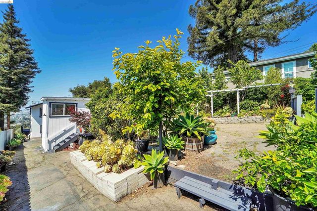 7907 Michigan Ave, Oakland, CA 94605