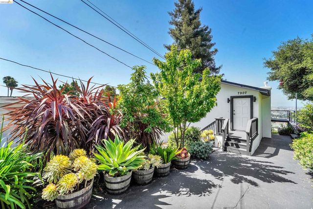 7907 Michigan Ave, Oakland, CA 94605
