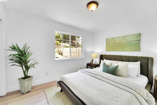 7907 Michigan Ave, Oakland, CA 94605