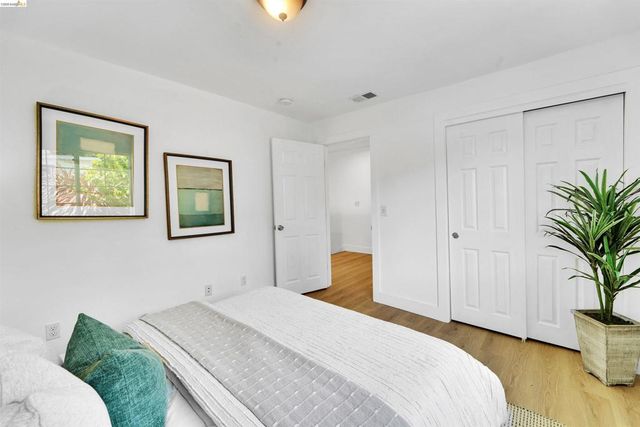7907 Michigan Ave, Oakland, CA 94605