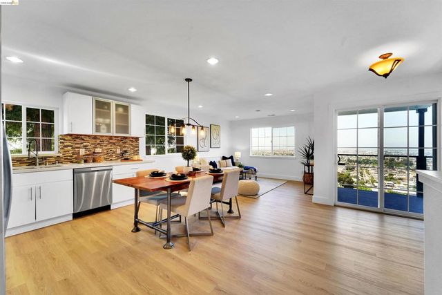 7907 Michigan Ave, Oakland, CA 94605