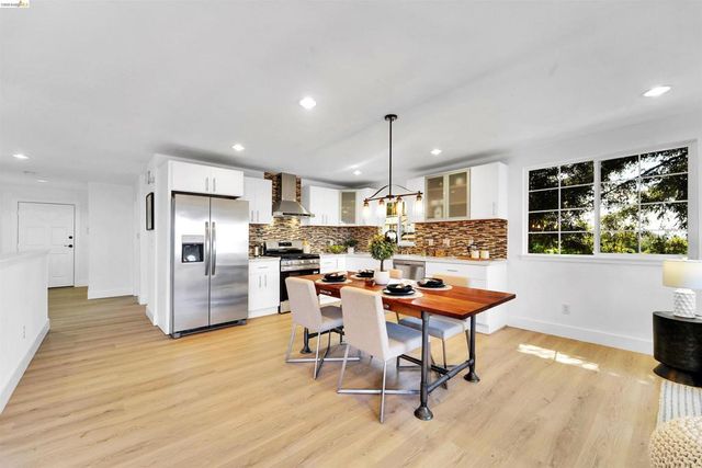 7907 Michigan Ave, Oakland, CA 94605