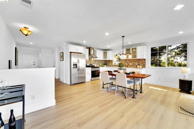 7907 Michigan Ave, Oakland, CA 94605