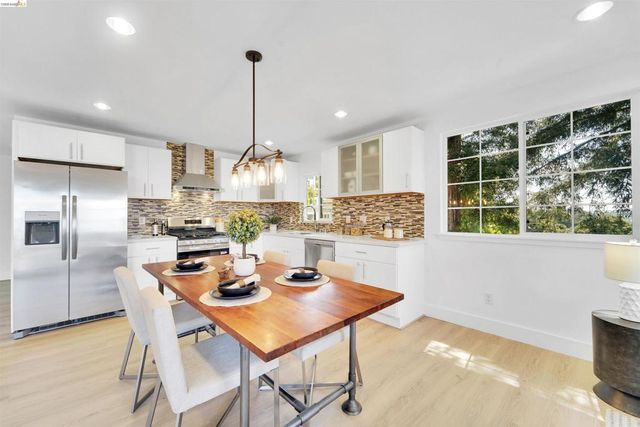 7907 Michigan Ave, Oakland, CA 94605