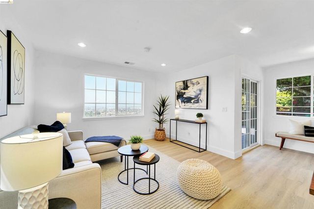 7907 Michigan Ave, Oakland, CA 94605