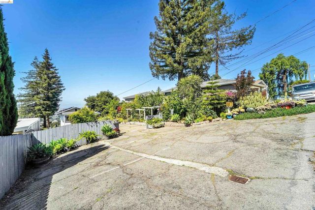 7907 Michigan Ave, Oakland, CA 94605