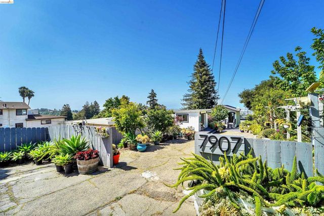 7907 Michigan Ave, Oakland, CA 94605