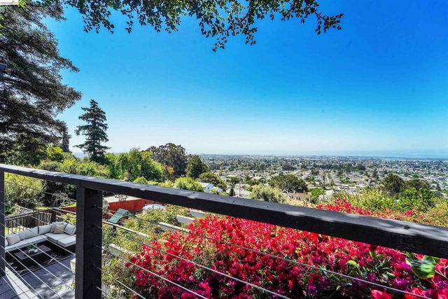 7907 Michigan Ave, Oakland, CA 94605