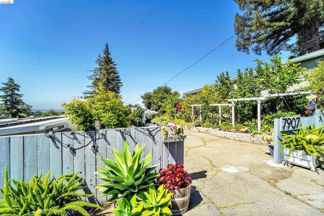 7907 Michigan Ave, Oakland, CA 94605
