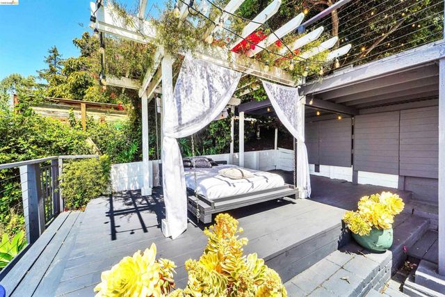 7907 Michigan Ave, Oakland, CA 94605