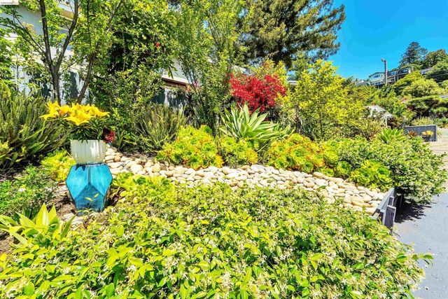 7907 Michigan Ave, Oakland, CA 94605