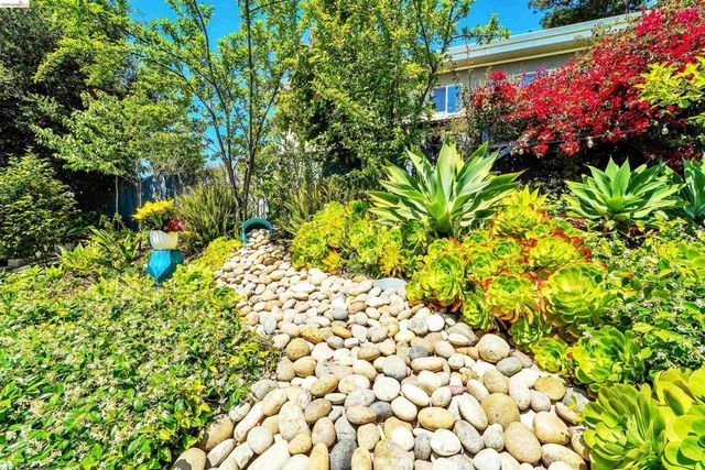 7907 Michigan Ave, Oakland, CA 94605