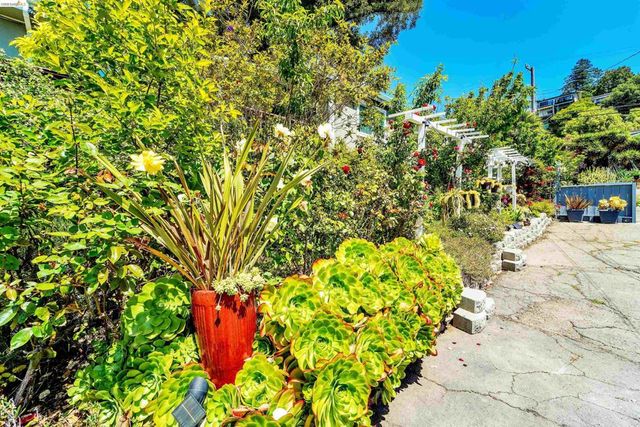 7907 Michigan Ave, Oakland, CA 94605