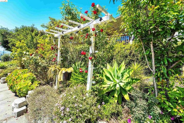 7907 Michigan Ave, Oakland, CA 94605