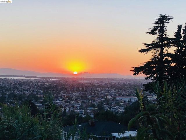 7907 Michigan Ave, Oakland, CA 94605