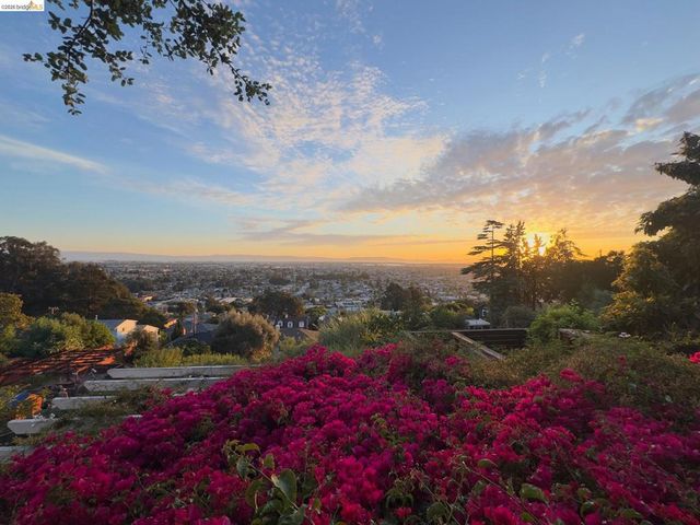 7907 Michigan Ave, Oakland, CA 94605