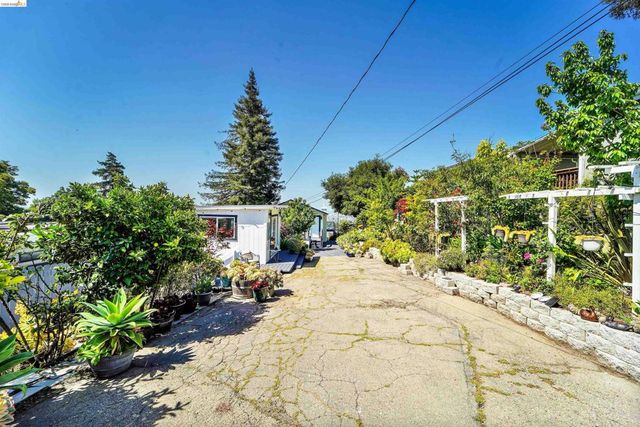 7907 Michigan Ave, Oakland, CA 94605