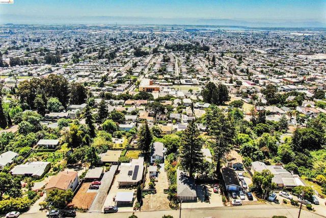 7907 Michigan Ave, Oakland, CA 94605