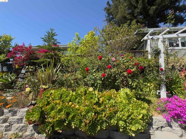 7907 Michigan Ave, Oakland, CA 94605