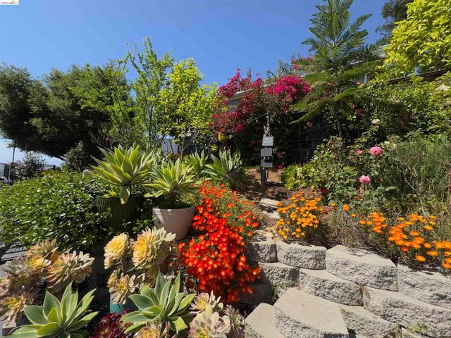 7907 Michigan Ave, Oakland, CA 94605