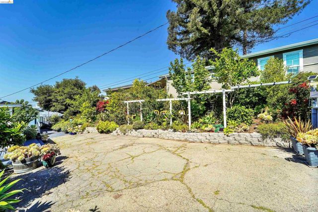 7907 Michigan Ave, Oakland, CA 94605