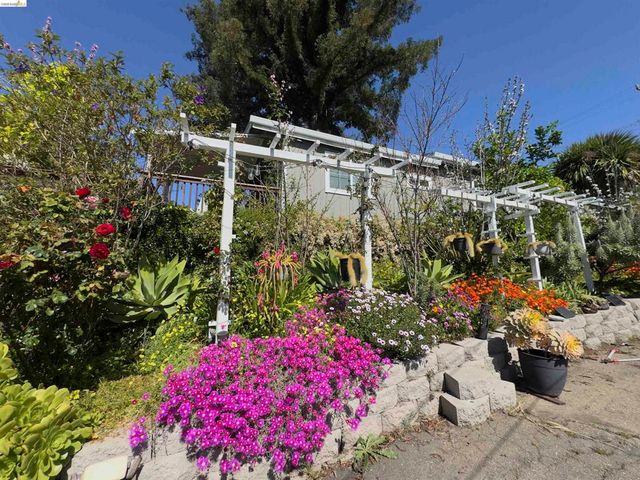 7907 Michigan Ave, Oakland, CA 94605