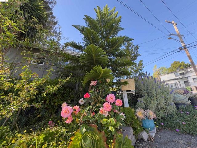 7907 Michigan Ave, Oakland, CA 94605